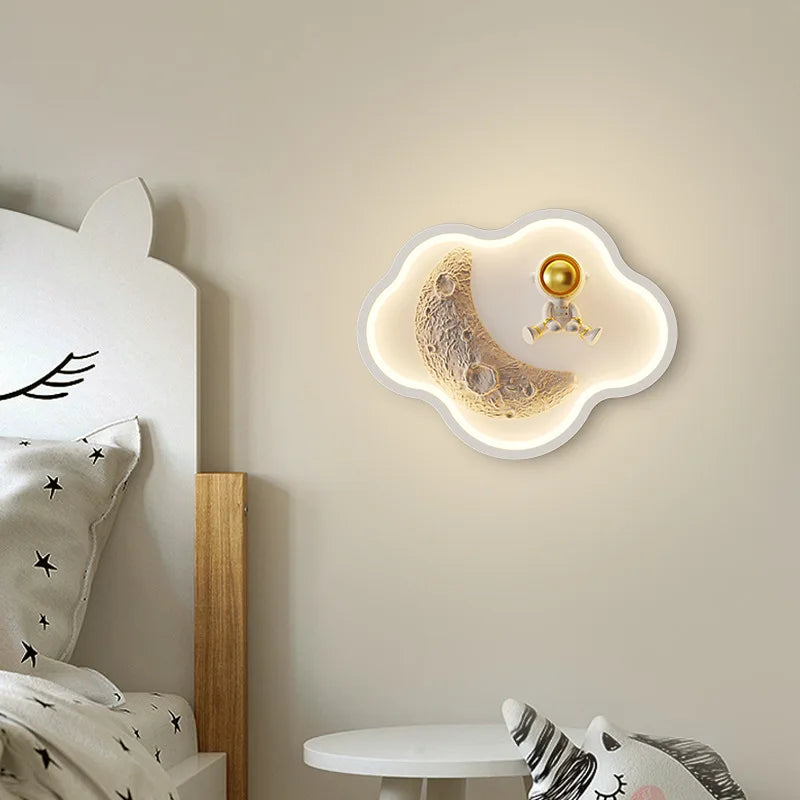 Adorable lámpara de pared con forma de astronauta a la luz de la luna