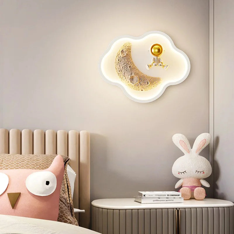 Adorable lámpara de pared con forma de astronauta a la luz de la luna