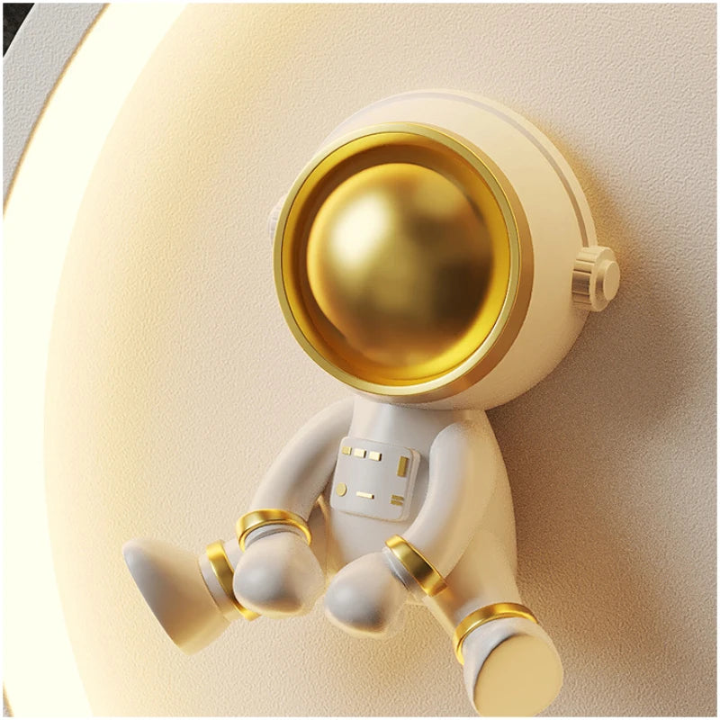 Adorable lámpara de pared con forma de astronauta a la luz de la luna