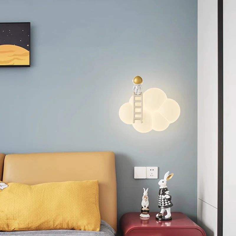 Lámpara de pared para niños con diseño de nubes y criaturas